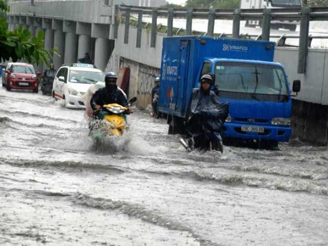 Hé lộ nguyên nhân “quái vật” hút nước “bó tay” khiến phố Sài Gòn thành sông