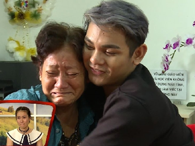 Mẹ Sơn Ngọc Minh khóc khi con trai công khai giới tính