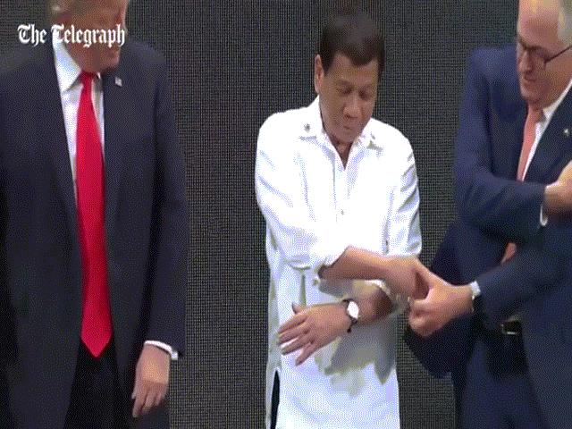 Khoảnh khắc ông Trump lúng túng với cách bắt tay ”kiểu ASEAN”