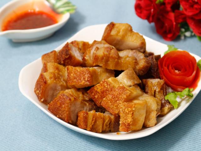 Tuyệt chiêu làm thịt quay giòn bì không cần lò nướng