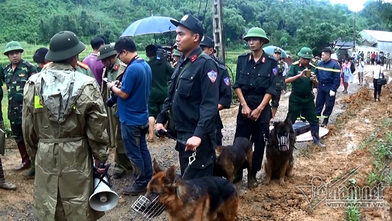 Chó nghiệp vụ được huy động từ HN lên để tìm kiếm những nạn nhân còn lại bị vùi lấp