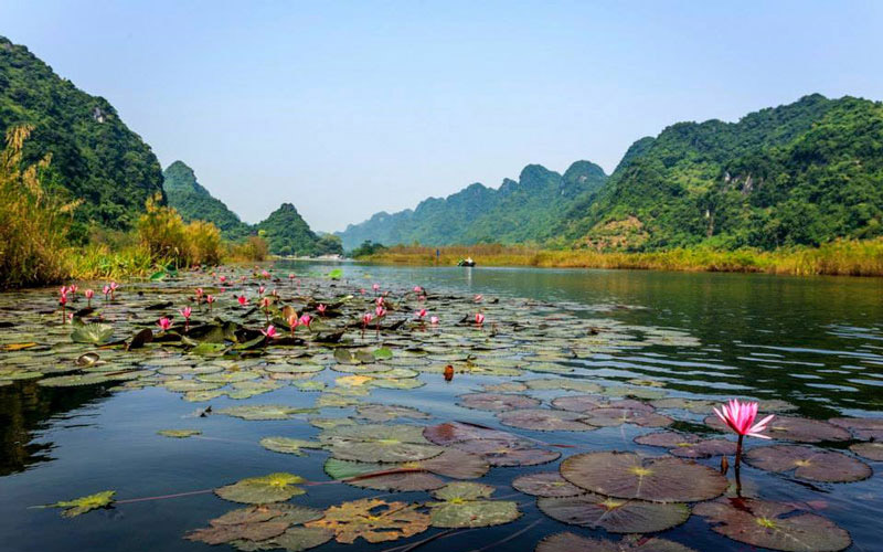  Đây cũng là con đường thủy duy nhất đưa du khách vào vãn cảnh chùa Hương. Ảnh: Nguyễn Đình Thành.