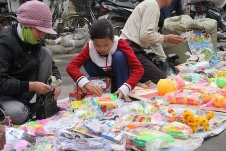 Trẻ em say sưa với những đồ chơi tại phiên chợ.