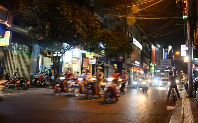 Đừng lái xe buổi đêm: Với những người chưa quen đường xá và giao thông ở Việt Nam, việc lái xe buổi đêm là một thử thách đầy rủi ro. Tốt nhất là bạn nên gọi một chiếc taxi nếu muốn ra ngoài dạo chơi vào ban đêm. Ảnh: Stock Footage.
