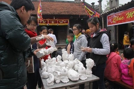 Phiên chợ đồ chơi tại sân đình Phong Lôi đông nghịt người từ sáng sớm.