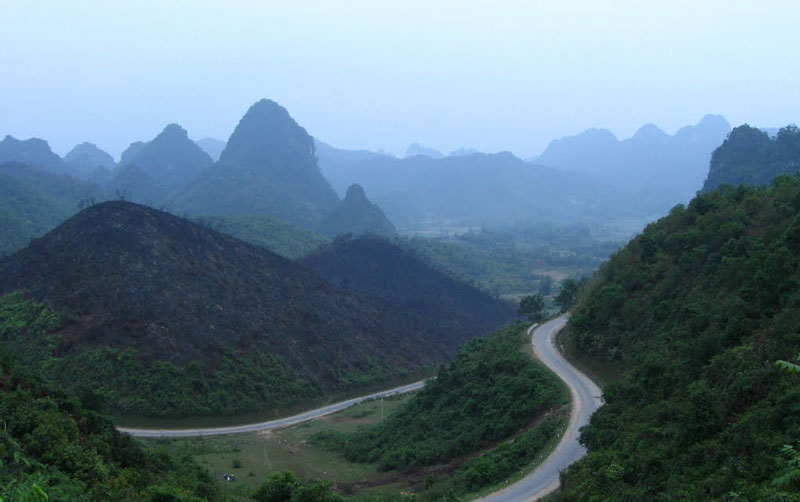 Từ trên cao nhìn xuống, đèo Khau Liêu trông giống như 2 con rồng uốn lượn ôm lấy núi đồi Đông Bắc. Ảnh: HwngHD.