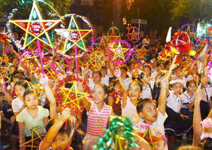 Nhiều hoạt động vui Tết Trung thu đang diễn ra trên khắp các con phố của Hà Nội.