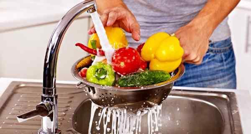  Ngoài ra, bạn có thể sử dụng dung dịch nước muối và chanh để rửa rau quả cũng rất hiệu quả mà lại an toàn. (Nguồn Thehealthsite)