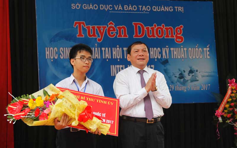 Bí thư tỉnh ủy Quảng Trị - Ông Nguyễn Văn Hùng trao hoa, quà chúc mừng học sinh Phạm Huy (Trường THPT Thị xã Quảng Trị) đạt giải 3 quốc tế.