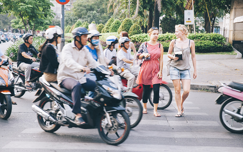 Chỉ nên dùng phanh sau: Khi dùng phanh trước, bạn rất dễ bị ngã. Dùng phanh sau, bạn sẽ dễ kiểm soát xe hơn. Nhiều người tham gia giao thông ở Việt Nam có thể dừng hoặc rẽ đột ngột, khiến bạn thường xuyên phải phanh gấp. Ảnh: Anna Wickham.