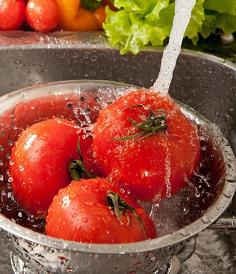 Ngâm rửa rau quả bằng nước muối cũng là phương pháp phổ biến được nhiều người dùng. (Nguồn Berryripe)