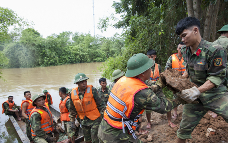 Sáng ngày 14/10, hơn 600 chiến sỹ của Bộ chỉ huy quân sự tỉnh, công an tỉnh và tiếp tục tham gia cùng người dân ứng cứu đê sông Vinh.
