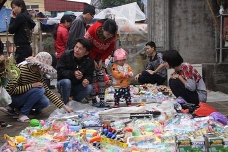 Chợ Gòi, họp tại đình làng Gòi, thôn Phong Lôi (xã Đông Hợp, Đông Hưng, Thái Bình), mở một phiên duy nhất vào sáng mồng 2 Tết hàng năm.