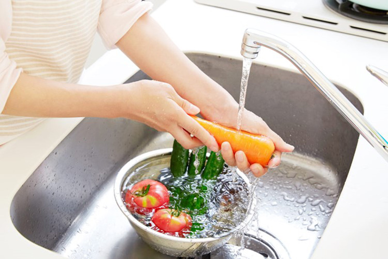 Bạn cần lưu ý rửa rau quả vài lượt dưới vòi nước chảy siết trước khi sử dụng để không gây ảnh hưởng đến sức khỏe. (Nguồn Versatilevinegar)