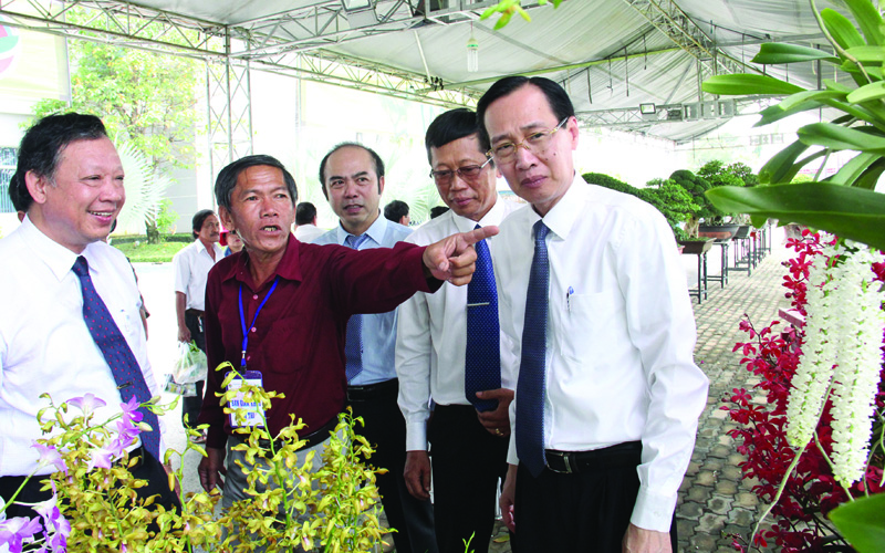 Ông Lê Thanh Liêm, Phó Chủ tịch UBND TP.HCM (phải ảnh) nhấn mạnh: “Trung tâm Công nghệ sinh học cần phải phát huy hơn nữa vai trò đầu tàu của mình trong nghiên cứu, ứng dụng nông nghiệp công nghệ cao”.