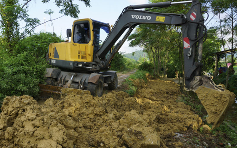 Sáng ngày 12/10, UBND phường Vinh Tân điều động 2 xe máy xúc, 10 xe tải và 60 cán bộ nhân dân vận chuyển hơn 120 khối đất đá, khẩn trương gia cố thân đê, khắc phục sự cố. Ảnh: Thành Cường