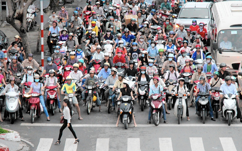 Đi theo đám đông: Lời khuyên tốt nhất khi đi xe máy ở Việt Nam là hãy làm theo những gì người khác làm. Đừng là người đầu tiên đi qua một ngã tư, hay đừng đi vào đoạn đường không thấy bóng xe máy nào. Hãy rẽ trái theo nhóm nếu làn xe bên kia đường vẫn đang đi. Ảnh: Chicago Tribune.