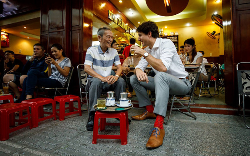 Thủ tướng Canada ngồi uống cà phê, trà đá vỉa hè tại TP.HCM. Ảnh: Facebook Justin Trudeau