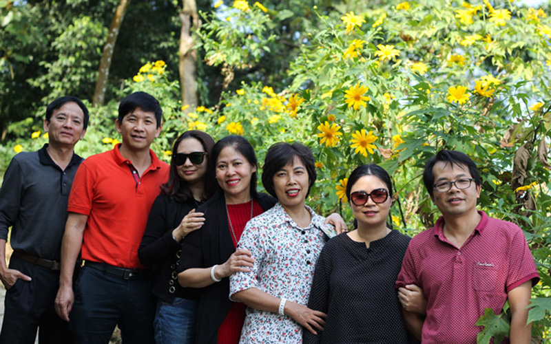 Những du khách đến từ quận Ba Đình (Hà Nội), cùng nhau lưu lại khoảnh khắc trong mùa hoa dã quỳ.