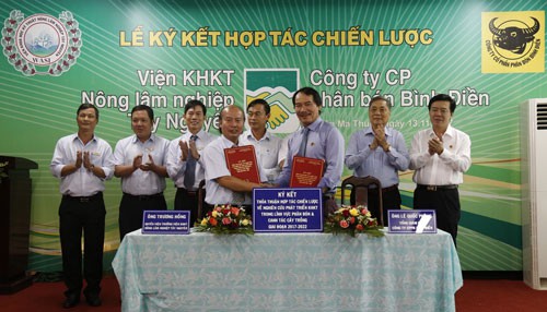 Hàng trước, từ trái sang: Ông Trương Hồng, quyền Viện trưởng Viện Khoa học Kỹ thuật nông - lâm nghiệp Tây Nguyên và ông Lê Quốc Phong, Tổng Giám đốc Công ty CP Phân bón Bình Điền, tại lễ ký kết.