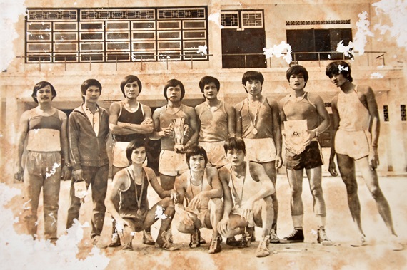 Võ sĩ Tấn Nhất Duy (thứ 4 từ trái sang) trở thành huấn luyện viên trưởng đội boxing trẻ tại Bình Định.