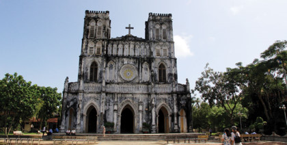 Nhà thờ Mằng Lăng - một trong những nhà thờ cổ nhất Việt Nam xây dựng năm 1892.
