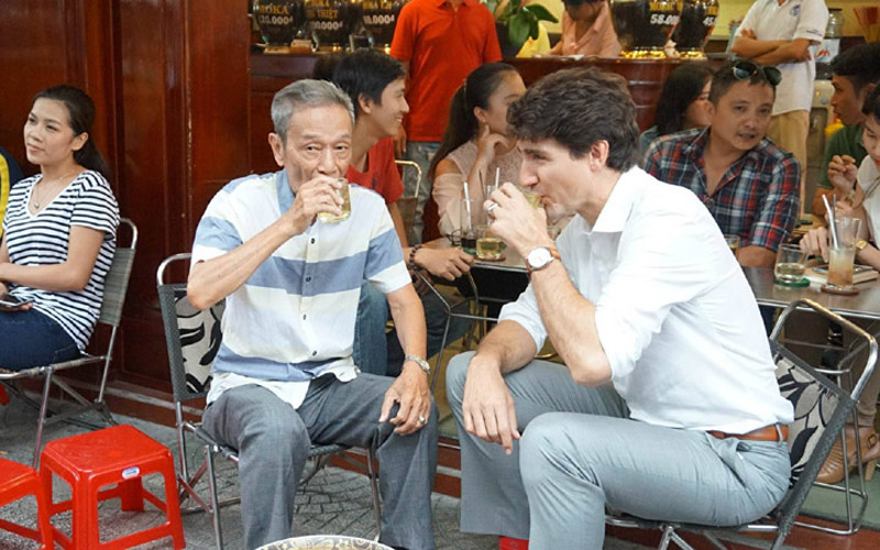 Thủ tướng Canada thưởng thức cà phê sữa vỉa hè. Ảnh: Như Sỹ
