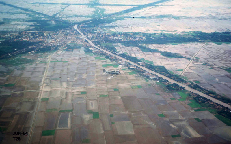 oàn cảnh thị xã Sóc Trăng năm 1964 nhìn từ máy bay với sông Cầu Quay chảy qua khu vực trung tâm. Ảnh: George Muccianti.