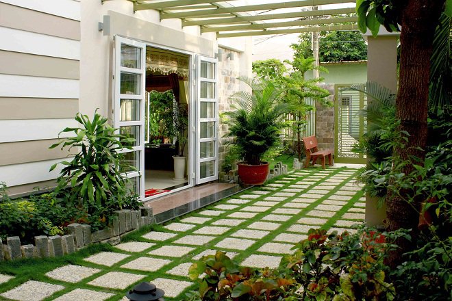 Mẫu thiết kế sân vườn bên hông nhà được áp dụng rất nhiều tại Việt Nam. Không gian sân vườn tràn ngập cây xanh, kết hợp với lối đi rải sỏi rất sạch đẹp, không ngại đọng nước gây trơn trượt.