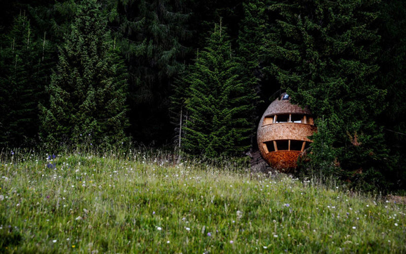 Giống như nhiều người lãng mạn, KTS Claudio Beltrame cũng thích có một ngôi nhà trên cây. Ông đã có cơ hội biến giấc mơ thành hiện thực khi tìm được một vị trí thích hợp trong cánh rừng ở vùng Tarvisio (Italy).