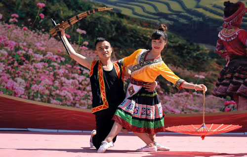 Những điệu múa cổ truyền của dân tộc Mông, Dáy,… Những bản tình ca Tây Bắc đưa du khách hòa nhịp trong không khí lễ hội rộn ràng.