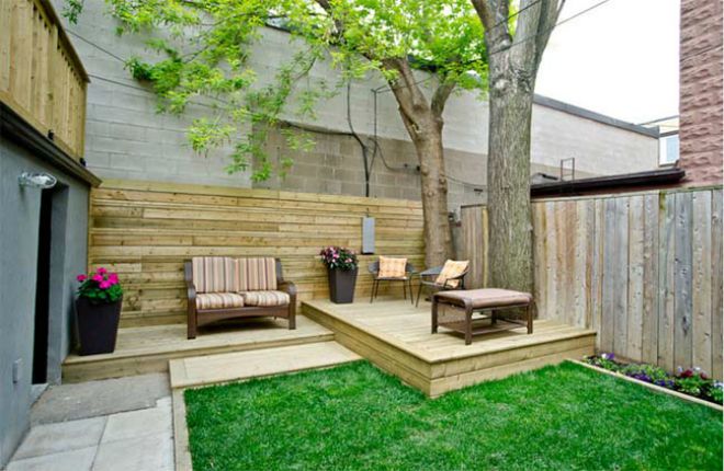Bạn có thể bố trí thêm một bộ bàn ghế nhỏ vào góc sân vườn để uống trà, cà phê, thư giãn và ngắm cảnh. Chú ý lựa chọn màu sắc của bàn ghế nổi bật, chất liệu kim loại không gỉ để không gian vườn thêm đẹp và hiện đại. 