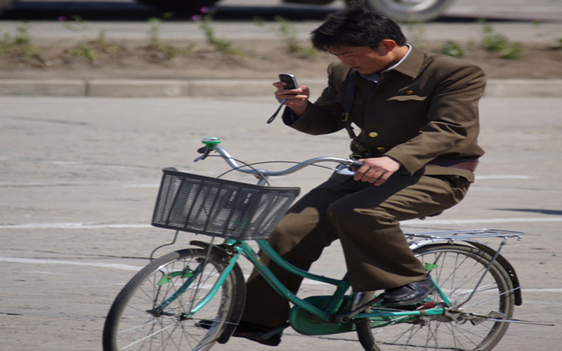 Theo BrightSide, nếu trong số 15 triệu dân Triều Tiên thì chỉ có gần 1 triệu người sở hữu điện thoại di động. Tuy nhiên, họ không được phép gọi điện thoại ra nước ngoài. Ảnh: BrightSide.