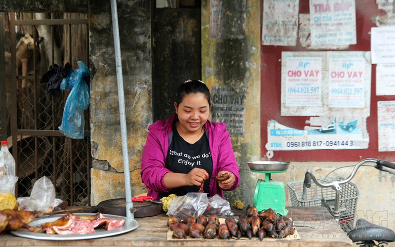 Quan sát của PV, tại chợ Canh Nậu, có nhiều sạp bán thịt chuột, mỗi sạp gom được chừng 5 - 10kg. Chỉ chưa đầy 2h, các sạp bán 