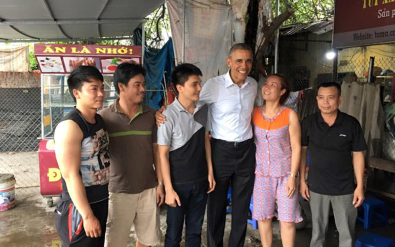 Trên đường ra sân bay Nội Bài để vào TP.HCM, ông Obama còn ghé vào một quán trà đá bên đường, nói chuyện với người dân và mua một ít cốm Làng Vòng