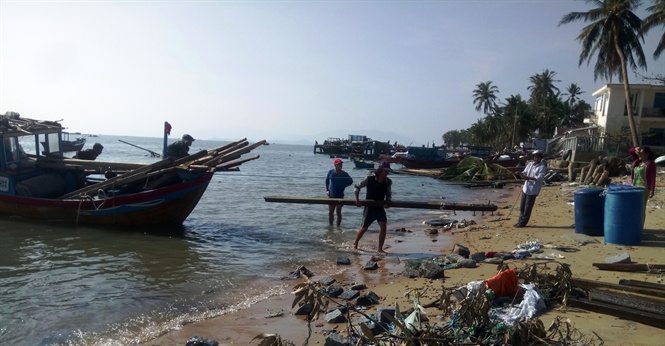 Công tác khắc phục hậu quả sau bão của người nuôi tôm hùm ở Vạn Ninh đang diễn ra khá tất bật. Ảnh: Mai Phương