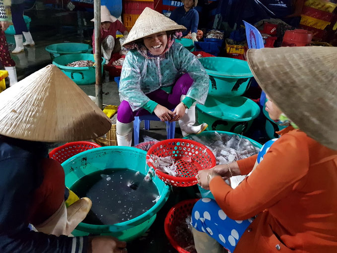 Ngoài việc buôn bán, các chị còn kiêm luôn làm 