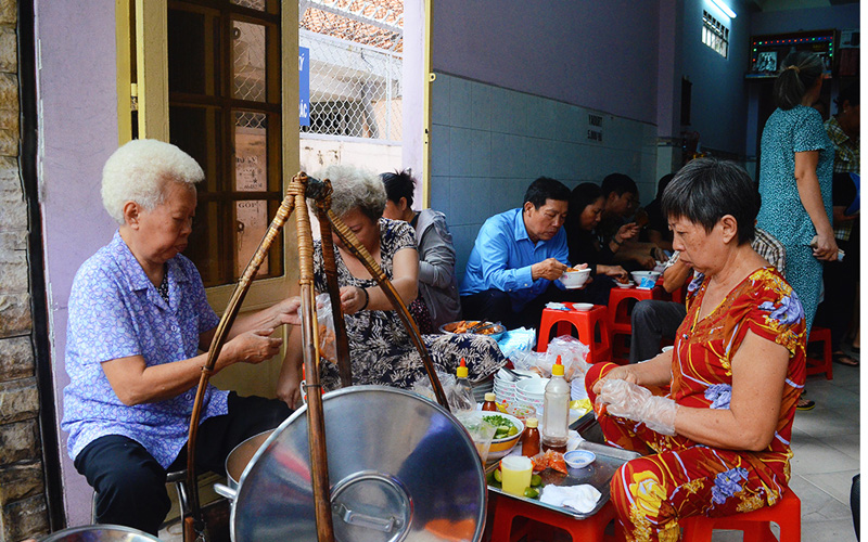  Địa chỉ này nổi tiếng ở Sài Gòn nhiều năm qua vì chỉ bán đúng một tiếng. Bà chủ có mái tóc bạc (ngồi ngoài cùng, bên trái) cùng các chị em trong gia đình đã bán từ rất lâu. Ai hỏi thăm thì chỉ nhận được câu trả lời là “đã mấy mươi năm rồi”, hoặc “đã rất lâu rồi”.