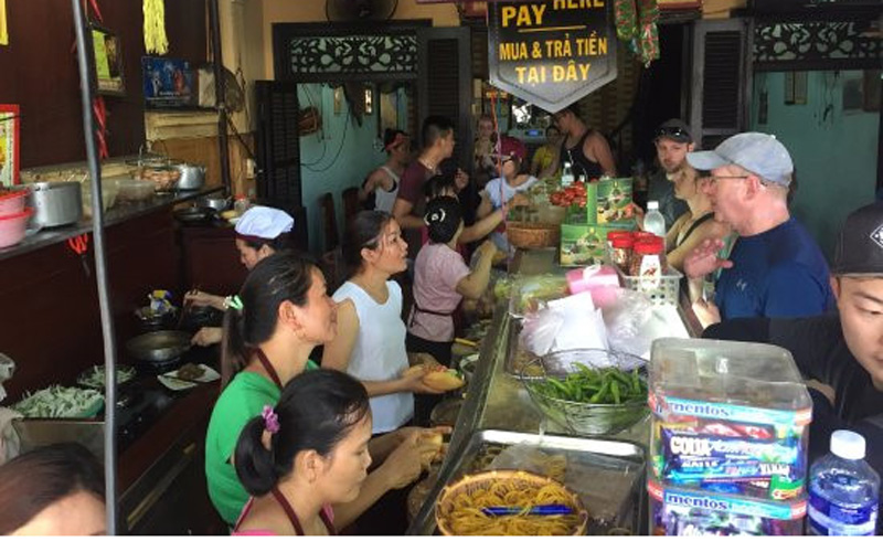  Đến Hội An, du khách không thể không ghé thăm và thưởng thức món bánh mì nức tiếng ở phố Phan Châu Trinh này. Bạn sẽ thường xuyên bắt gặp cảnh người xếp hàng vòng trong vòng ngoài chờ đến lượt mua bánh. Ảnh: TripAdvisor.