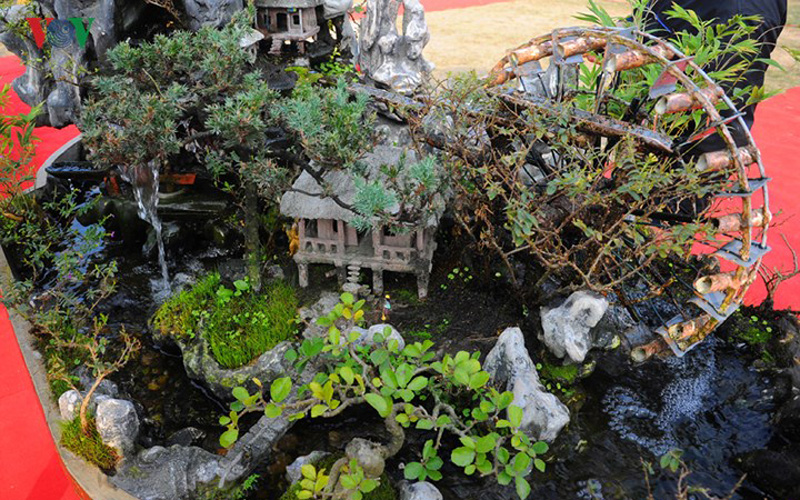 Nghệ nhân Nguyễn Văn Tiến đã tái hiện không gian sinh hoạt thường ngày của các dân tộc phía Bắc: tiếng suối chảy, nhà sàn, thác nước, chim ca, vượn hót...trên diện tích hơn 1 mét vuông.