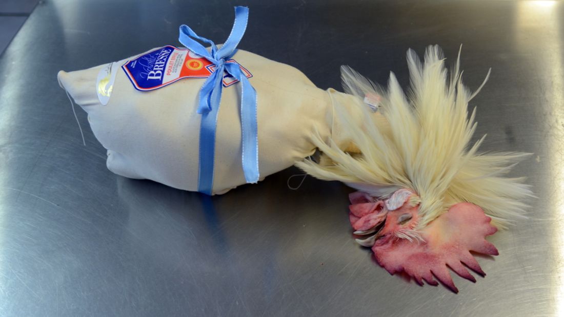 Tại lò mổ, gà được mổ được bọc trong chiếc khăn vải lanh.