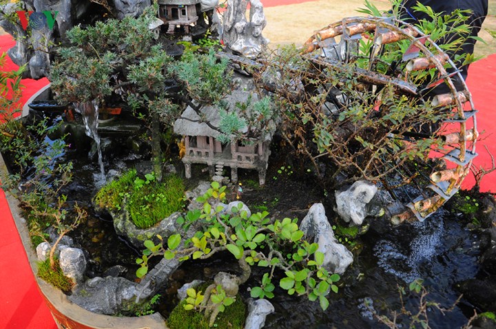 Nghệ nhân Nguyễn Văn Tiến đã tái hiện không gian sinh hoạt thường ngày của các dân tộc phía Bắc: tiếng suối chảy, nhà sàn, thác nước, chim ca, vượn hót...trên diện tích hơn 1 m2.