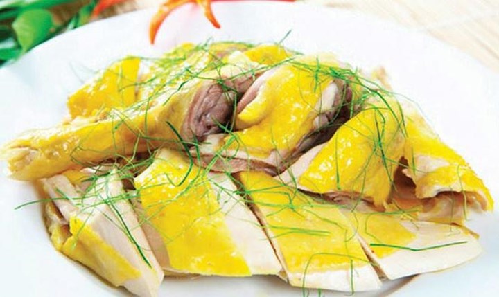 Gà Tiên Yên có thịt thơm ngon được người tiêu dùng ưa chuộng. (Ảnh: Báo Tiền Phong).