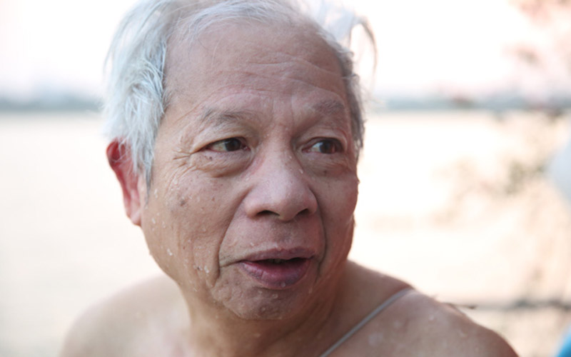 Ông Xuân Vượng (75 tuổi) cho biết: “Tôi tắm ở đây đã được 20 năm, ngày nào cũng ra bãi này để tắm. Những ngày rét tôi cảm thấy chỉ lạnh lúc đầu thôi, mỗi lần bơi xong cảm thấy người thoải mái nhẹ nhõm lắm