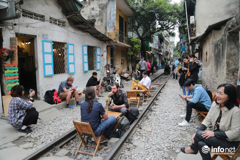 Những ngày gần đây, một số quán cafe tại ngõ 10 đường Điện Biên Phủ (Hà Nội) hấp dẫn và thu hút khá nhiều khách du lịch bởi sự độc đáo mà ít quán cafe nào ở Hà Nội có được.