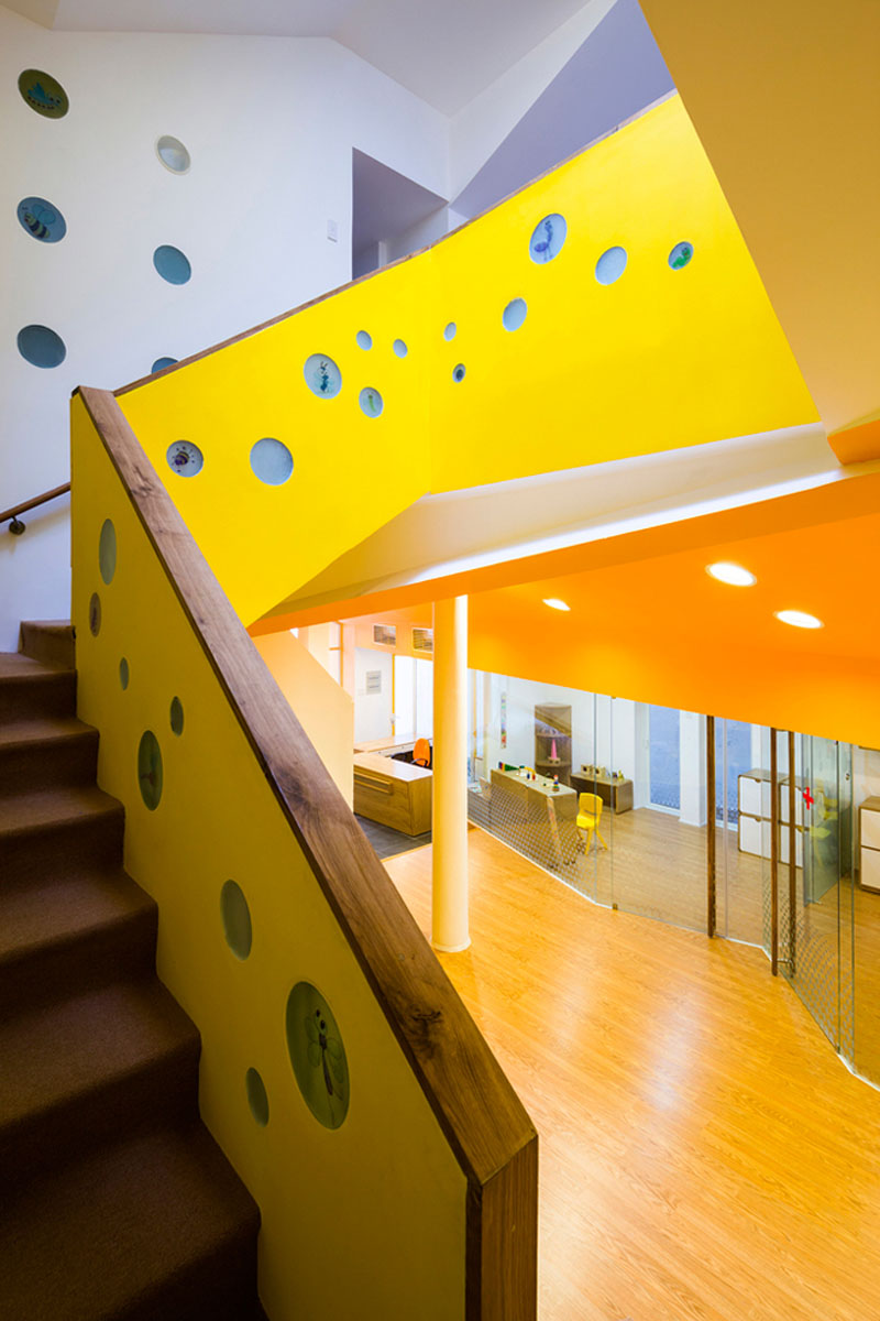 Các phòng được sơn màu vàng nổi bật, nội thất tối giản để tránh gây tai nạn khi trẻ vui đùa.