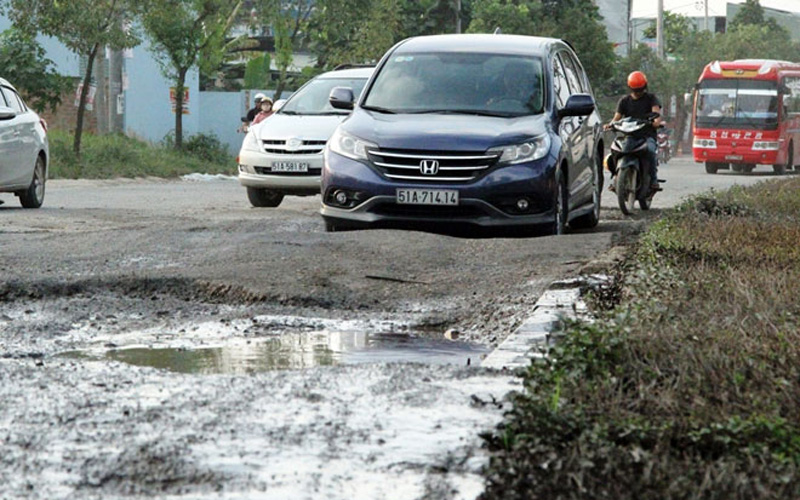 Các phương tiện ô tô lưu thông trên đường Trần Văn Giàu thường xuyên xảy ra tình trạng bánh không chạm mặt đường hoặc gầm xe chạm sát đường.