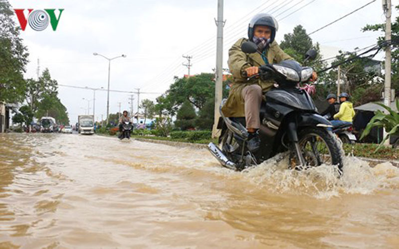 Đường 23 tháng 10 nối Nha Trang- Diên Khánh bị ngập nước.