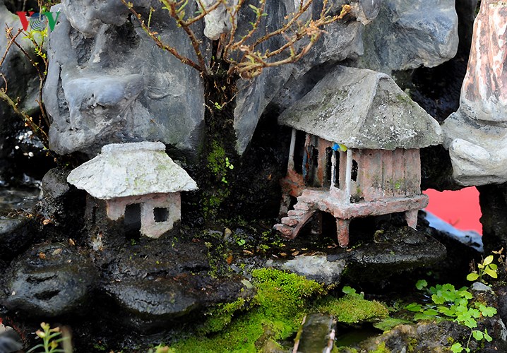 Ngoài ra, những ngôi nhà nhỏ trên vách núi cũng được bàn tay khéo léo của nghệ nhân Nguyễn Văn Tiến sắp đặt rất tinh tế. Mọi chi tiết đều trông rất tự nhiên và giống với đời thực.
