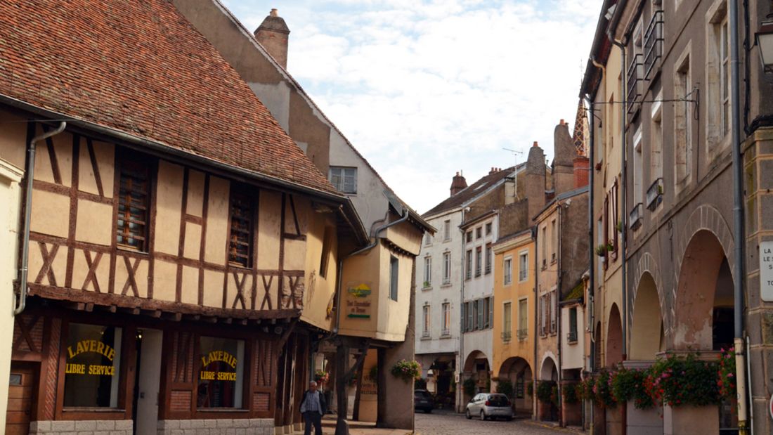 Thị trấn Tounus, thủ phủ của món thịt gà Bresse trứ danh.